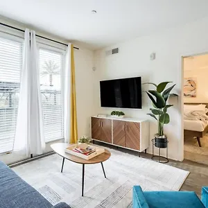 Luxurious Poolside Oasis Heart Of Midtown! Apartment
